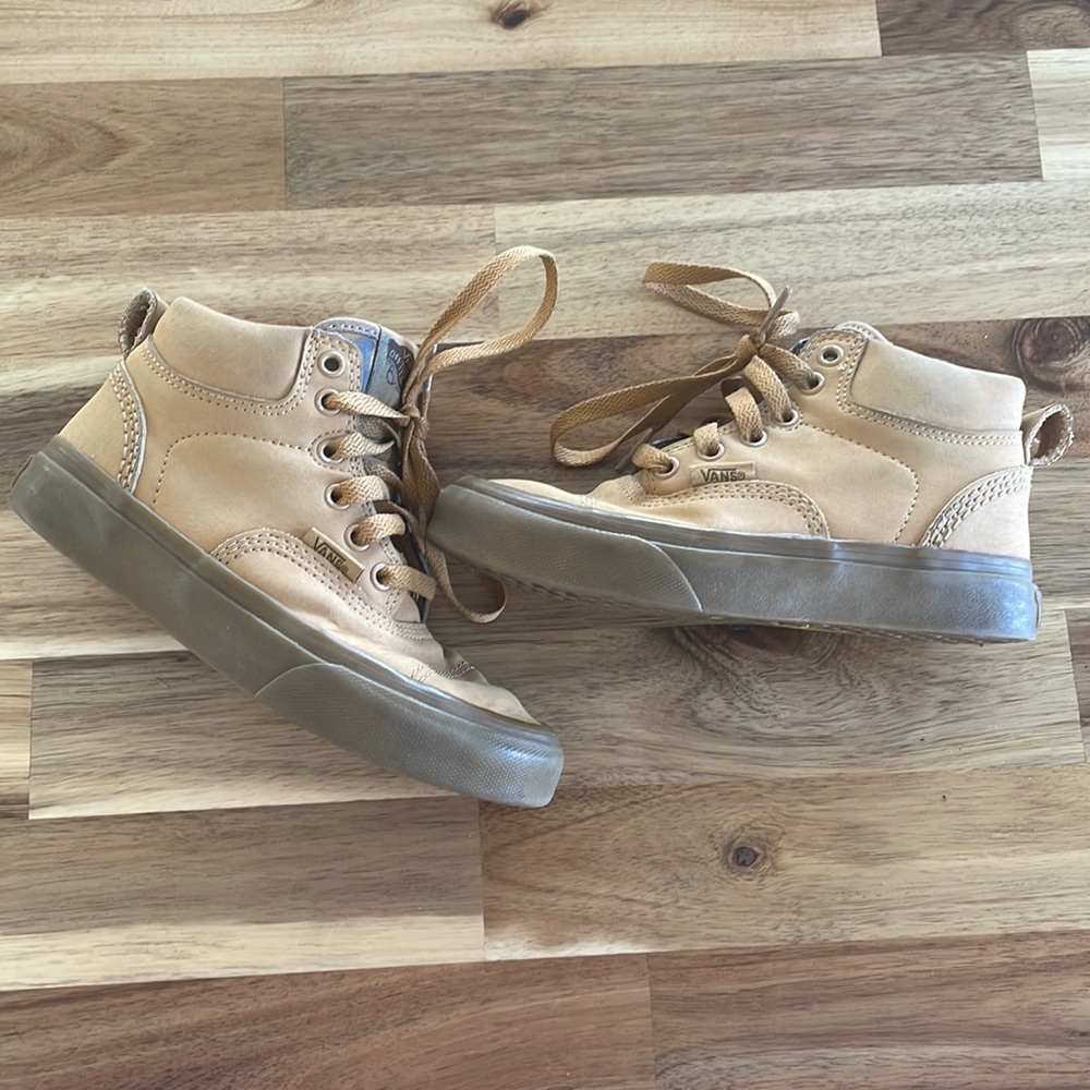 Boys camel/tan shoes